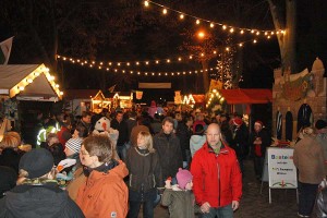 Besucherandrang auf dem Weihnachtsmarkt in Zeuthen. (Foto: Jörg Levermann)