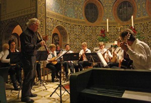 Die Wildauer Zupfmusikanten stimmten musikalisch auf die Vorweihnachtszeit ein. (Foto: Jörg Levermann)
