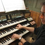 Peter Aumeier kennt die Parabrahm-Orgel der evangelischen Kirche in Eichwalde so gut wie kaum ein anderer Musiker. (Foto: Jörg Levermann)