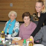 Jugendliche aus dem Eichwalder Jugendzentrum packten mit an und halfen bei der Senioren-Weihnachtsfeier in der Radeland-Halle. (Foto: Jörg Levermann)
