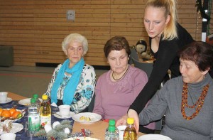 Jugendliche aus dem Eichwalder Jugendzentrum packten mit an und halfen bei der Senioren-Weihnachtsfeier in der Radeland-Halle. (Foto: Jörg Levermann)