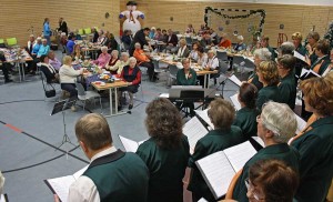 Die Eichwalder Chorgemeinschaft gab Kostproben aus dem Weihnachtskonzert, das morgen in der Radeland-Halle stattfindet. (Foto: Jörg Levermann)