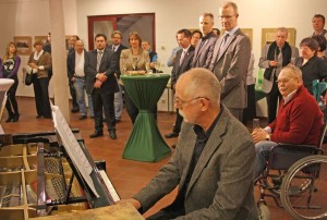 Burkhard Fritz, Kulturkoordinator der Gemeinde Eichwalde, gestaltete den musikalischen Rahmen. (Foto: Jörg Levermann)