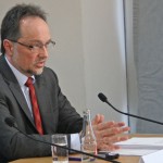 BAF-Direktor Nikolaus Herrmann, erläuterte, welche Argumente bei der Abwägung bei bei der Flugroute über den Müggelsee eine Rolle spielten. (Foto: Julius Roßa) BAF-Direktor Nikolaus Herrmann, erläuterte, welche Argumente bei der Abwägung bei bei der Flugroute über den Müggelsee eine Rolle spielten. (Foto: Julius Roßa)