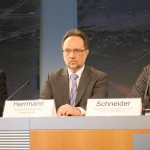 Von links: Rainer Schwarz, Sprecher der Geschäftsführung der Flughafen Berlin-Brandenburg GmbH, Nikolaus Herrmann, Chef des Bundesaufsichtsamtes für Flugsicherung, Kathrin Schneider, Vorsitzende der Fluglärmkommission. Von links: Rainer Schwarz, Sprecher der Geschäftsführung der Flughafen Berlin-Brandenburg GmbH, Nikolaus Herrmann, Chef des Bundesaufsichtsamtes für Flugsicherung, Kathrin Schneider, Vorsitzende der Fluglärmkommission.