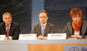 Von links: Rainer Schwarz, Sprecher der Geschäftsführung der Flughafen Berlin-Brandenburg GmbH, Nikolaus Herrmann, Chef des Bundesaufsichtsamtes für Flugsicherung, Kathrin Schneider, Vorsitzende der Fluglärmkommission.