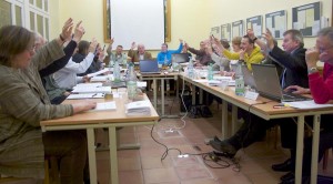 Gestern beschlossen die Gemeinde-Parlamentarier den grundhaften Ausbau des Gehweges an der Waldstraße. Im Paket enthalten sind Straßenbeleuchtung und neue Straßenbäume. (Foto: Jörg Levermann)