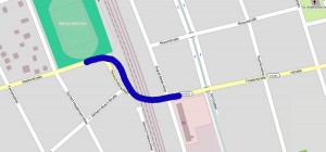 Skizze des möglichen Verlaufs der Brücke an der Friedenstraße (Karte: Open Streetmap, Creative Commons BY-SA 2.0)