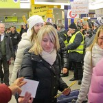 Gelassen nahmen die Fluggäste den Lärm der Demonstranten im Terminal hin, zeigten sogar Verständnis. (Foto: Jörg Levermann) Gelassen nahmen die Fluggäste den Lärm der Demonstranten im Terminal hin, zeigten sogar Verständnis. (Foto: Jörg Levermann)
