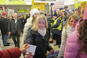 Gelassen nahmen die Fluggäste den Lärm der Demonstranten im Terminal hin, zeigten sogar Verständnis. (Foto: Jörg Levermann)
