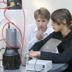 Zwei Experimente wurden für das Experimentieren mit kosmischen Teilchen im Netzwerk Teilchenwelt weiterentwickelt: die Kamiokannen und die Szintialltionszähler. Hier arbeiten Jugendliche mit dem Kamiokannen-Experiment. (Foto: DESY Zeuthen/Netzwerk Teilchenwelt Lizenz: CC by-nc-nd) Zwei Experimente wurden für das Experimentieren mit kosmischen Teilchen im Netzwerk Teilchenwelt weiterentwickelt: die Kamiokannen und die Szintialltionszähler. Hier arbeiten Jugendliche mit dem Kamiokannen-Experiment. (Foto: DESY Zeuthen/Netzwerk Teilchenwelt Lizenz: CC by-nc-nd)