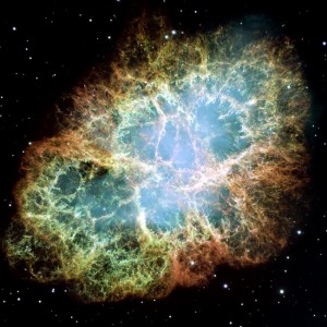Dieses Bild zeigt die Überreste einer Supernova, genannt Krebsnebel, die sich vor fast 1000 Jahren im Sternbild Stier ereignet hat. Eine Supernova ist die energiereiche Explosion eines Sterns, der das Ende seiner Entwicklung erreicht hat. Bei dieser Explosion werden kosmische Teilchen erzeugt und ins All geschleudert, übrig bleibt eine Gaswolke. Das Bild wurde aufgenommen vom Weltraumteleskop Hubble.  (Foto: NASA Lizenz: gemeinfrei)