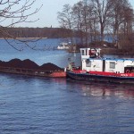 Schubschiffe wie dieses, im März 2007 in Schmöckwitz aufgenommen waren zu Fontanes Zeiten sicher noch nicht auf dem Zeuthener See unterwegs. Die Seenlandschaft im Süden Berlins hat noch heute ihren Reiz und lockt an den Wochenenden regelmäßig Erholungsuchende aus der Stadt. (Foto: Jörg Levermann) Schubschiffe wie dieses, im März 2007 in Schmöckwitz aufgenommen waren zu Fontanes Zeiten sicher noch nicht auf dem Zeuthener See unterwegs. Die Seenlandschaft im Süden Berlins hat noch heute ihren Reiz und lockt an den Wochenenden regelmäßig Erholungsuchende aus der Stadt. (Foto: Jörg Levermann)
