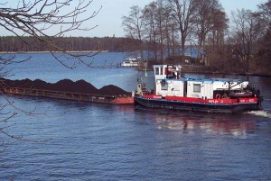 Schubschiffe wie dieses, im März 2007 in Schmöckwitz aufgenommen waren zu Fontanes Zeiten sicher noch nicht auf dem Zeuthener See unterwegs. Die Seenlandschaft im Süden Berlins hat noch heute ihren Reiz und lockt an den Wochenenden regelmäßig Erholungsuchende aus der Stadt. (Foto: Jörg Levermann)