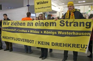 Gemeinsamer Protest beschwört Solidarität von Menschen aus Schulzendorf, Zeuthen, Wildau und Königs Wusterhausen. Eichwalde fehlte auf diesem Transparent. (Foto: Jörg Levermann)