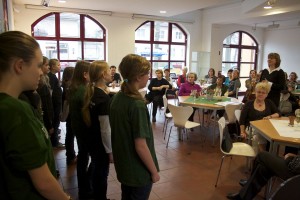 Der Kinder- und Jugendchor der Eichwalder Chorgemeinschaft sang zum Internationalen Frauentag. (Foto: Jörg Levermann)