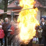 Die Fettexplosion gehört sicher zu den beeindruckendsten Demonstrationen der Freiwilligen Feuerwehr in Eichwalde. (Foto: Oliver Hein) Die Fettexplosion gehört sicher zu den beeindruckendsten Demonstrationen der Freiwilligen Feuerwehr in Eichwalde. (Foto: Oliver Hein)