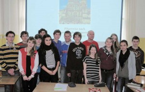 Die Klasse 8a des Gymnasiums Villa Elisabeth verfolgte gespannt den Vortrag von Peter Dittrich über seine Wanderung über den Jacobsweg. (Foto: Gymnasium Villa Elisabeth)