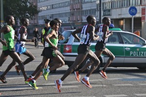 Schnelle Gazellen im Gleichschritt: Haile Gebrselassie (im grünen Laufhemd, Bildmitte) mit seinen Tempomachern bei Kilometer zehn beim Berlin-Marathon 2011. (Foto: Jörg Levermann)