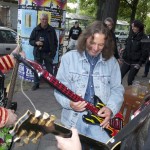 Gastmusiker an der Luftgitarre. (Foto: Jörg Levermann)