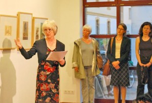 Dr. Eva-Maria Barkhofen gab eine Einführung in die Tusche-Zeichnungen von Bruno Taut. (Foto: Burkhard Fritz)