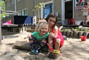 Große Pläne: Die Waldkinder Pauline (l.) und Charlotte haben vermutlich ab Herbst noch mehr Platz zum Spielen. (Foto: Mathias Hausding)