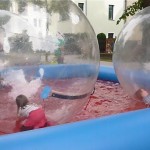 Aquazorbing, das ist planschen ohne nass zu werden in aufblasbaren Wasserbällen. (Foto: Jörg Levermann)