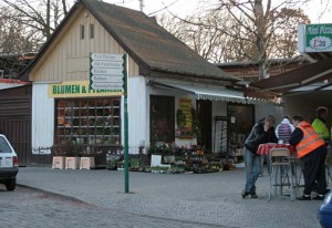 Ein Bild, das 2013 oder 2014 der Vergangenheit angehört, der Bahnhofsvorplatz: Das alte Fahrkahrtenhäuschen, die Pizzeria und der Asia-Imbiss müssen Platz machen für die neue Rampe am S-Bahnhof Eichwalde. (Foto: Jörg Levermann)