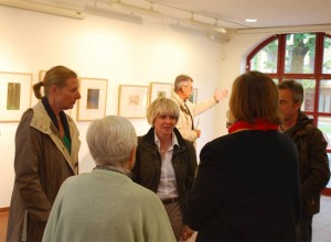 Dr. Eva-Maria Barkhofen im Gespräch mit Besuchern der Taut-Ausstellung in der Alten Feuerwache Eichwalde. (Foto: Burkhard Fritz)