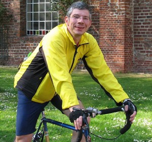 Der „Fahrradkantor“ Martin Schulze am 2. Juni 2012 gibt ein Orgelkonzert in der Gosener Dorfkirche. (Foto: Förderverein Dorfkirche Gosen e.V.)