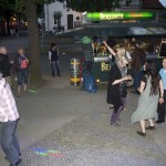Der Gehweg an der Bahnhofstraße, Ecke Humboldtstraße wurde zur Disco. (Foto: Jörg Levermann)