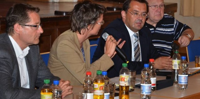Infrastrukturminister Jörg Vogelsänger (2. v. r) diskutierte mit Staatssekretärin Tina Fischer Kommunalpolitikern und Bürgern im Volkshaus Wildau. (Foto: Katja Lützelberger)