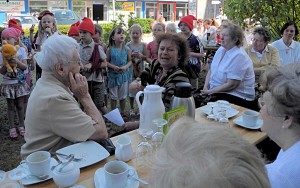 Mit einem ausgefallenen Programm unterhielten die Schülerinnen und Schüler der Grundschule Villa Elisabeth Senioren am Familientreff in Wildau. (Foto: Christian Dederke) 