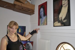 Tina Harmuth aus Eichwalde zeigte ihre Werke im Rahmen der Jugendkunstausstellung im Jugendhaus Königsstadt. (Foto: Jörg Levermann)