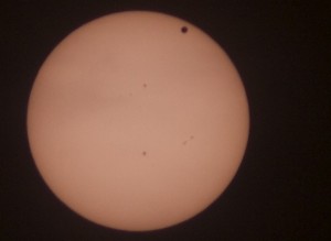 Der Venustransit ist nur selten zu beobachten. Die nächste Gelegenheit dazu bietet sich erst wieder im Jahr 2117. Ebenso zu erkennen sind Sonnenflecken. Das sind Gasausbrüche, die tausende Kilometer ins All reichen. (Foto: Jörg Levermann)