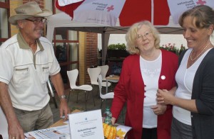 Bärbel Schmidt (Mitte) vom Seniorenbeirat Eichwalde und Sigrid Henße, Sprecherin der Arbeitsgemeinschaft Wohnen im Alter, im Gespräch mit Wilfried Helm, Diabetiker Selbsthilfegruppe Eichwalde. (Foto: Jörg Levermann)