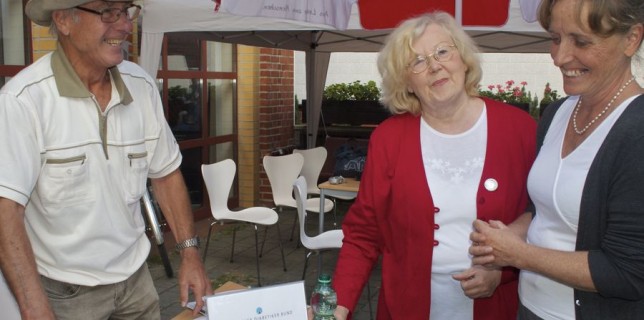 Bärbel Schmidt (Mitte) vom Seniorenbeirat Eichwalde und Sigrid Henße, Sprecherin der Arbeitsgemeinschaft Wohnen im Alter, im Gespräch mit Wilfried Helm, Diabetiker Selbsthilfegruppe Eichwalde. (Foto: Jörg Levermann)