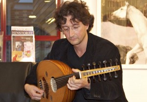 Andrea Mozzato sorgte mit der Oud für den musikalischen Rahmen bei der Vernissage der Ausstellung Faszination Mythos. (Foto: Jörg Levermann)