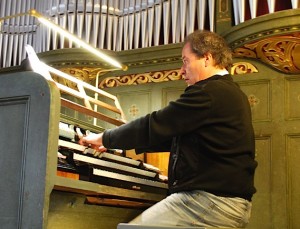Johannes Götz spielte bereits im Jahr 2010 die Parabrahm-Orgel in der evangelischen Kirche am Händelplatz. (Foto: Burkhard Fritz)