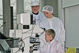 Mit Prof. Foitzik tauchen die kleinsten Studentinnen und Studenten der TH Wildau am 29. September 2012 wieder ein in die Welt der Mikrotechnologien. (Foto: Bernd Schlütter)