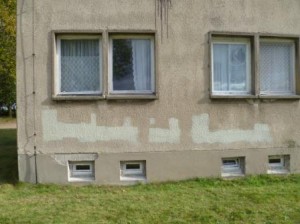 Die Fassade der Asylunterkunft in Waßmannsdorf wurde vermutlich von Rechtsradikalen besprüht. (Foto: LDS)