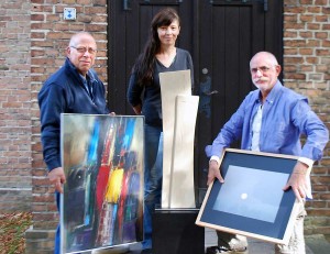 Der Maler und Grafiker Günter Böhme (Links) aus Schulzendorf, Kerstin Vicent und Burkhard Fritz, beide aus Eichwalde, zeigen ihre Werke in der Schulzendorfer Patronatskirche. (Foto: Marlies Krägel)