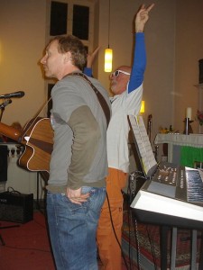 Stefan Brandt und Burkhard Fritz beim Benefiz-Konzert in Schmöckwitz. (Foto: Dr. Jochen Voelter)