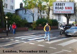 Burkhard Fritz ließ sich vergangene Woche in London beim Gang über den legendären Zebrastreifen der Abbey Road für das Konzert in Schmöckwitz inspirieren. (Foto: Peter Schneider)
