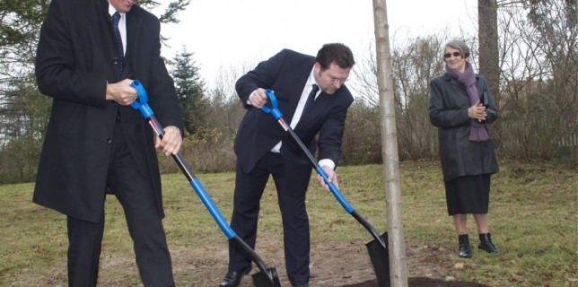 Stanislaw Koslowski, Bürgermeister von Osno Lubuskie und Michael Launicke, stellvertretender Bürgermeister von Eichwalde pflanzten eine Eiche im Stadtpark von Osno. (Foto: Jörg Levermann)