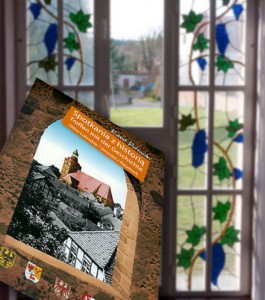 Das Fenster im Rathaus mit seinen Jugendstilornamenten und den alten Fenstern gehört sicher zu den Sehenswürdigkeiten von Ośno Lubuskie. Mehr über die Historie der Partnerstadt ist in der Brüschüre „Treffen mit der Geschichte“ zu finden. (Foto: Jörg Levermann)
