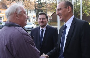 Bürgermeister Stanisław Kosłowski (rechts) begrüßte am Sonnabend den Vorsitzenden der Eichwalder Gemeindevertretung Dieter Grabow (links) und den Stellvertretenden Bürgermeister Michael Launicke. (Foto: Jörg Levermann)