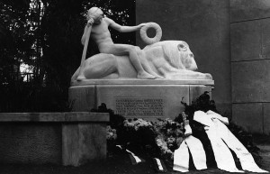 Das Denkmal an der Dorfkirche in Schmöckwitz erinnert an die Gefallenen des ersten Weltkriegs. Ers kürzlich wurden die Restaurierungsarbeiten abgeschlossen. (Foto: Archiv)