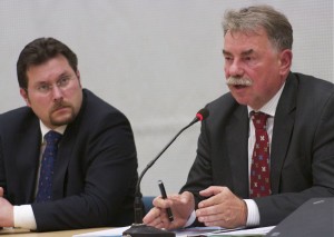 Peter Lehmann (rechts) erklärte in der Schulzendorfer Mehrzweckhalle, was Betroffene in der Tagschutzzone in Sachen Schallschutz erwarten können. Rechts im Bild: Michael Launicke, stellvertretender Bürgermeister von Eichwalde. (Foto: Jörg Levermann)