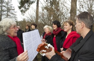 Der Chor Mehr Forte gestaltete das musikalische Rahmenprogramm beim Pflanzen der Friedenseiche in Osno Lubuskie. (Foto: Jörg Levermann)